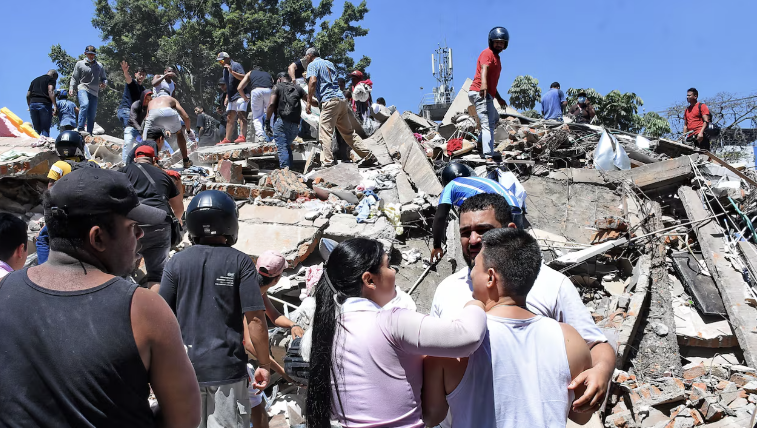 Familias abrazadas sobre lo que antes era su casa en Cali